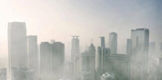 Gratte-ciels de Jakarta par temps de pollution
