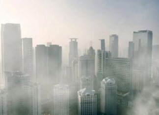 Gratte-ciels de Jakarta par temps de pollution
