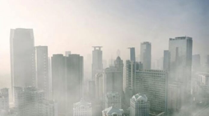 Gratte-ciels de Jakarta par temps de pollution