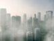 Gratte-ciels de Jakarta par temps de pollution