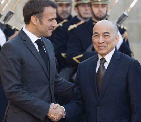 CAMBODGE – FRANCE : Gardes républicains pour SM Majesté le Roi Sihamoni Norodom Sihamoni Emmanuel Macron