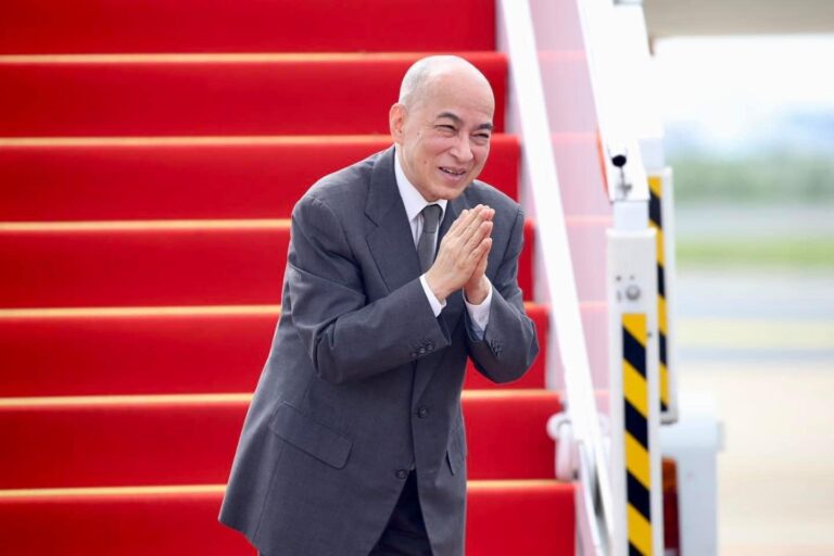 CAMBODGE – FRANCE : Le roi Norodom Sihamoni quitte le Cambodge pour rencontrer Emmanuel Macron à Paris le 13 novembre