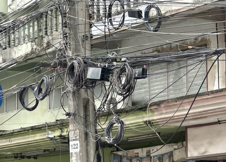 BANGKOK – CHRONIQUE : Dans la capitale où électricité rime avec araignée