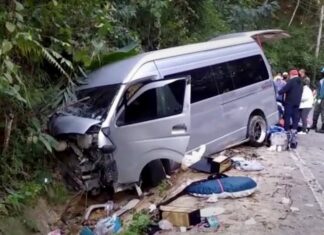 Van touristique accident Chiang Mai