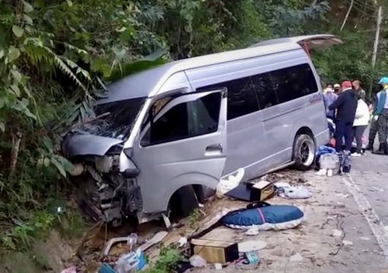 Van touristique accident Chiang Mai