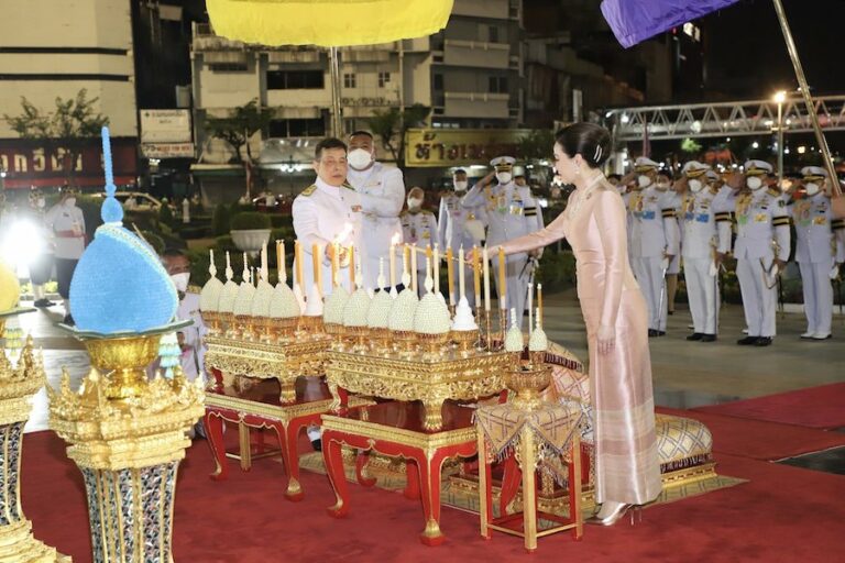 THAÏLANDE – SOCIÉTÉ : SM le Roi et la Reine rendent hommage au roi Taksin le Grand