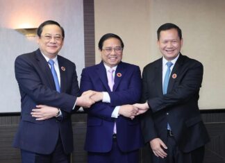ASEAN – DIPLOMATIE : Le Vietnam, le Laos et le Cambodge s’engagent à renforcer leurs liens sécuritaires Phạm Minh Chinh et Sonexay Siphandone et Hun Manet