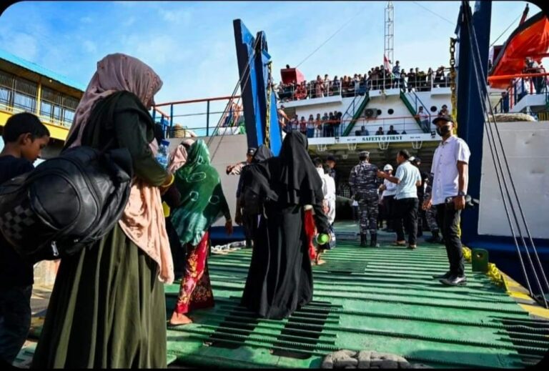 INDONÉSIE – SOCIÉTÉ : Une foule indonésienne prend d’assaut un centre pour réfugiés rohingyas