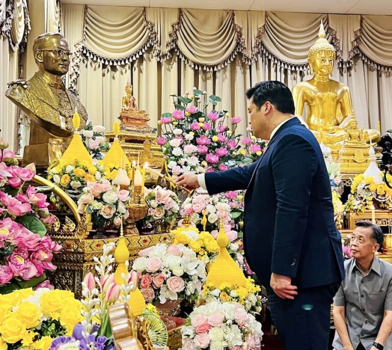 THAÏLANDE – MONARCHIE : Vacharaesorn Vivacharawongse  redevient un prince familier du royaume