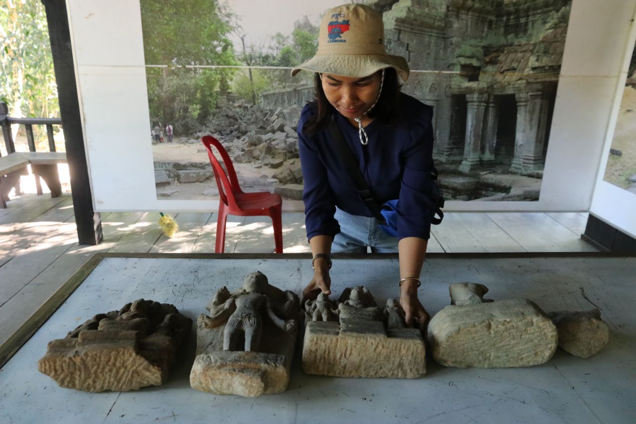 six statues retrouvée au temple Ta Prohm au Cambodge