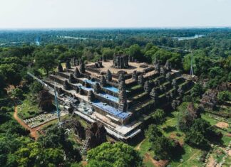 CAMBODGE – TOURISME : 700 000 touristes en onze mois ont visité Angkor temple de Bakheng au Cambodge