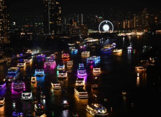 THAÏLANDE – CHRONIQUE : Procession multicolore sur un fleuve mythique Chayo Praya bateaux lumineux
