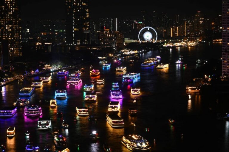 THAÏLANDE – CHRONIQUE : Procession multicolore sur un fleuve mythique 
