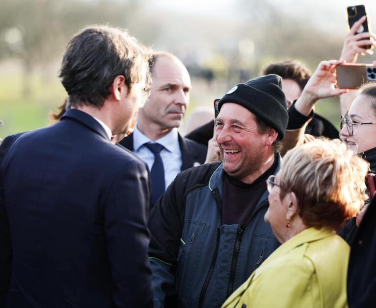 FRANCE – POLITIQUE : Vue d’ailleurs, Bardella, Attal : le baptême du foin