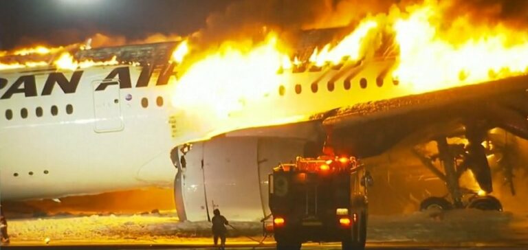 JAPON – CATASTROPHES : Après le séisme, un avion en feu sur l’aéroport d’Haneda