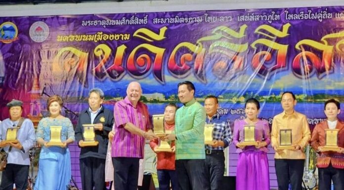 THAÏLANDE – FRANCE : Jean-Michel Perroy reçoit le prix d’honneur des personnes remarquables de l’Isan Jean-Michel Perroy