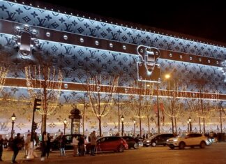 FRANCE – POLITIQUE : Vue d’ailleurs, en 2024, l’autre feu d’artifice français Louis Vuitton des Champs-Élysées