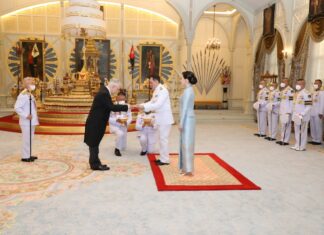 THAÏLANDE – FRANCE : Le roi Rama X reçoit en audience l’Ambassadeur de France Jean-Claude Poimbœuf ambassadeur de France en Thaïlande