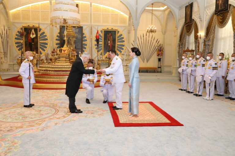 THAÏLANDE – FRANCE : Le roi Rama X reçoit en audience l’Ambassadeur de France Jean-Claude Poimbœuf