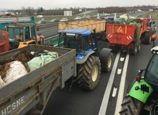 FRANCE – POLITIQUE : Vue d’ailleurs, les tracteurs et les ronds-points blocage Paysans en France