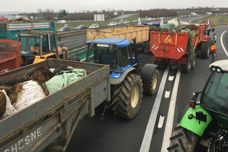 FRANCE – POLITIQUE : Vue d’ailleurs, les tracteurs et les ronds-points