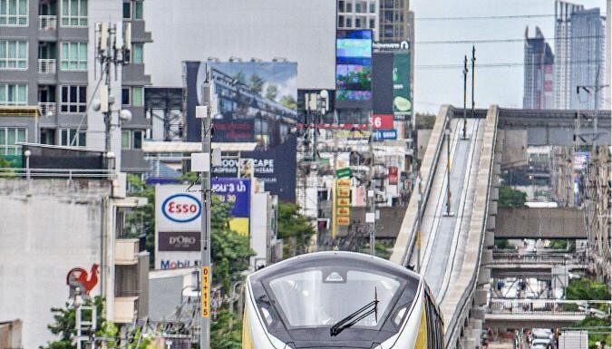 THAÏLANDE – INFRASTRUCTURES : Trois ans après son ouverture, la ligne jaune achève ses expropriations monorail Bangkok jaune