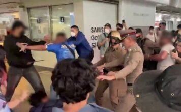 BTS Siam affrontements pro et anti monarchie