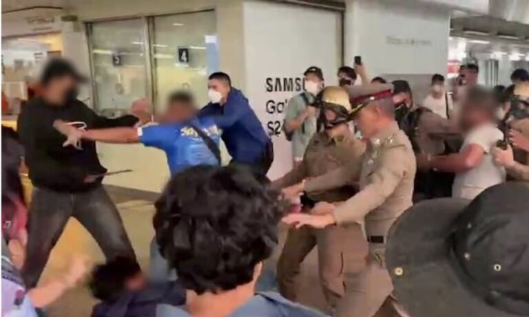 THAÏLANDE – POLITIQUE : Pro- et anti-monarchie s’affrontent à Bangkok au pied du BTS