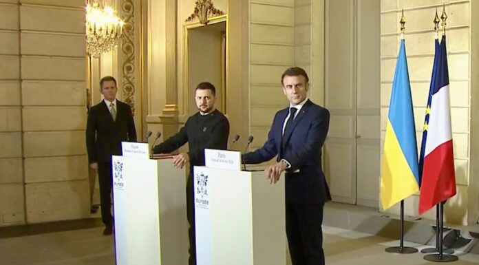 FRANCE – POLITIQUE : Vue d’ailleurs, Emmanuel, Volodymyr, Ursula, et les Caesar rencontre Macron Zelensky