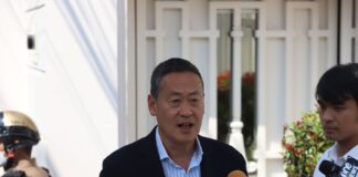 Srettha Thavisin visite Thaksin