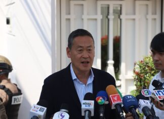 Srettha Thavisin visite Thaksin
