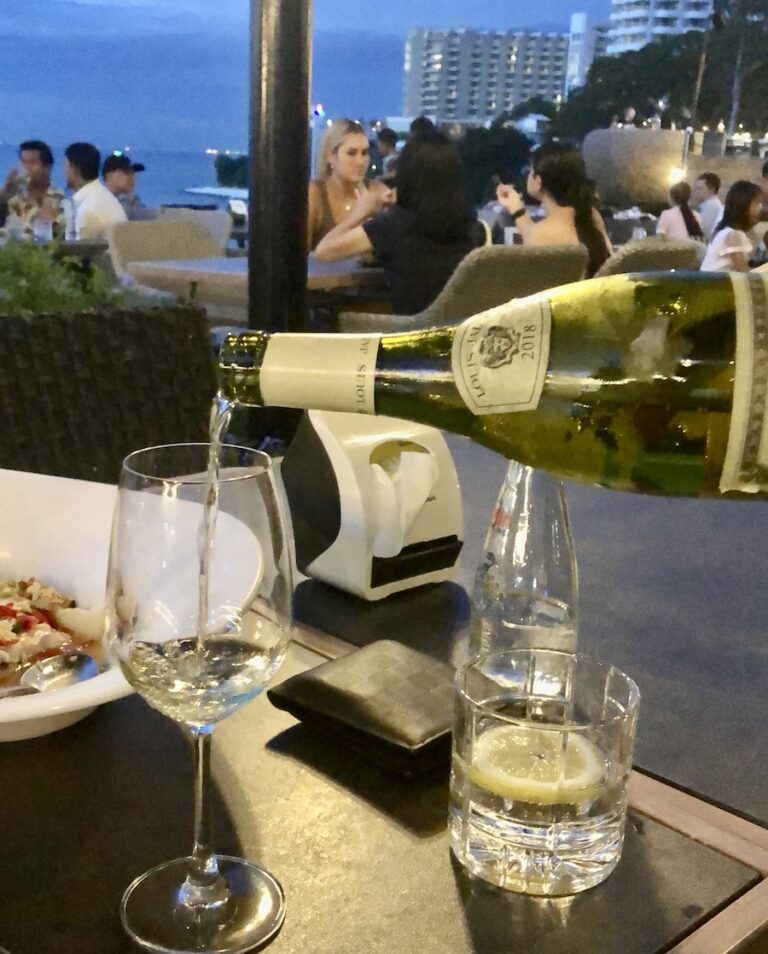 THAÏLANDE – TOURISME : Pour plaire aux étrangers, les taxes sur le vin vont baisser