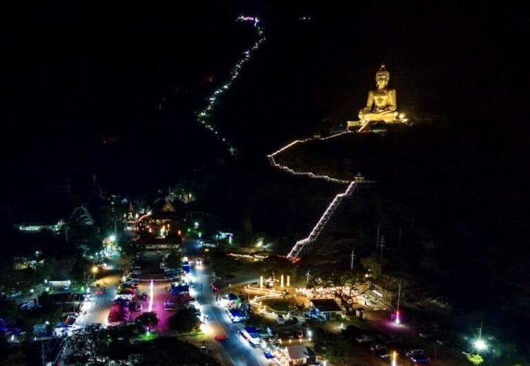 THAÏLANDE – CULTURE : Festival du temple Khao Wong Prachan, 3 790 marches vers l’illumination