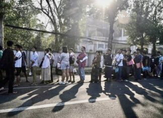 BIRMANIE – CONFLIT : Aide humanitaire thaïlandaise, conscription birmane queue ambassade de Thaïlande Rangoun