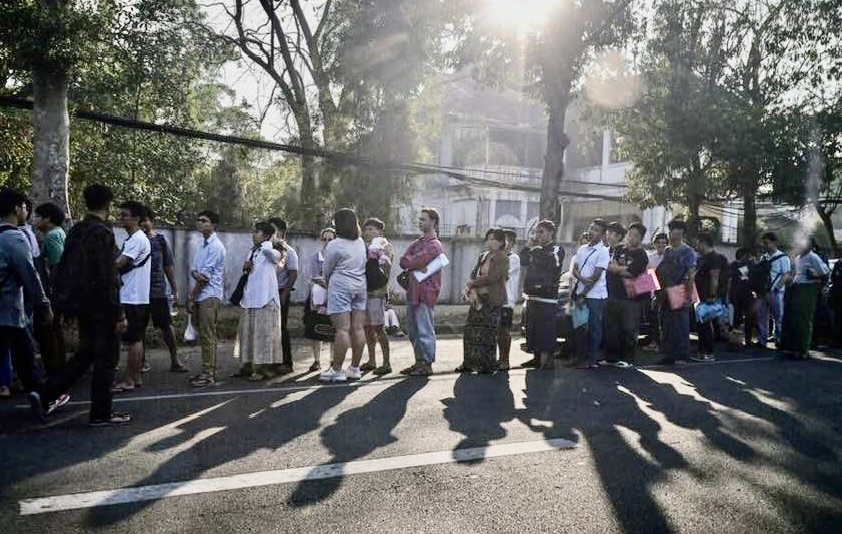 queue ambassade de Thaïlande Rangoun