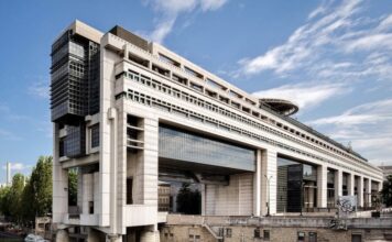 FRANCE – POLITIQUE : Vue d’ailleurs, la dette, la présidence et les doutes Bercy économie en France