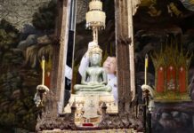 THAÏLANDE – RELIGION : Le Bouddha d’émeraude revêt sa tenue d’été Bouddha émeraude Rama X
