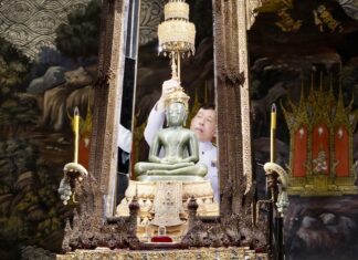 THAÏLANDE – RELIGION : Le Bouddha d’émeraude revêt sa tenue d’été Bouddha émeraude Rama X