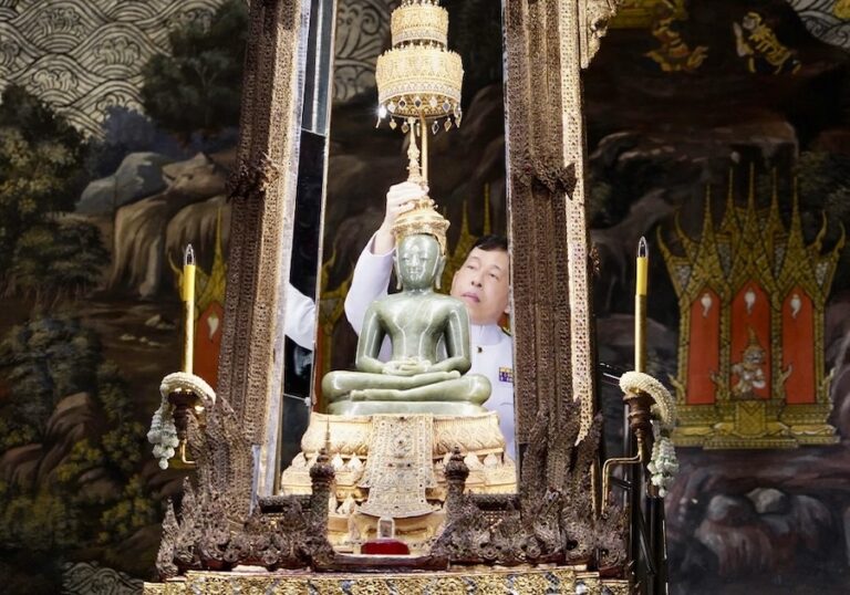 THAÏLANDE – RELIGION : Le Bouddha d’émeraude revêt sa tenue d’été