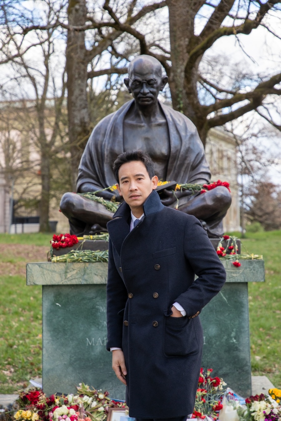 Pita Genève avec la statue de Gandi