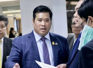 THAÏLANDE – MONARCHIE : Vacharaesorn Vivacharawongse a obtenu une carte d’identité thaïlandaise Vacharaesorn