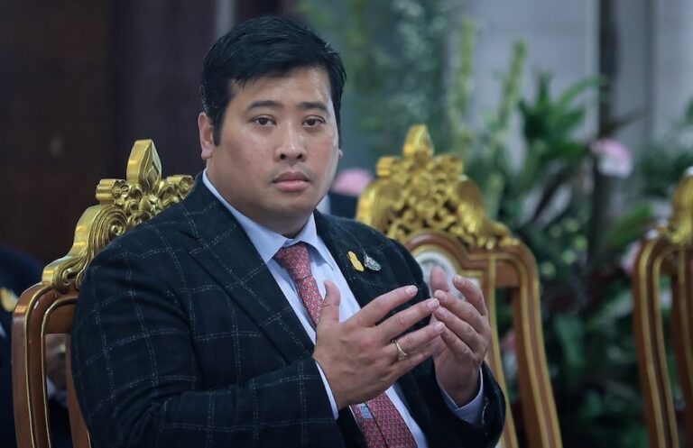 THAÏLANDE – MONARCHIE :  Vachareasorn est à Bangkok, la presse anglo saxonne interroge