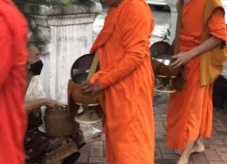 THAÏLANDE – DRAME : Dix moines meurent dans un accident, le conducteur n’avait que 11 ans moines bouddhistes