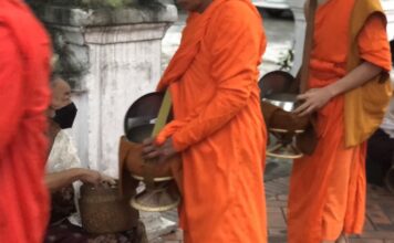 THAÏLANDE – DRAME : Dix moines meurent dans un accident, le conducteur n’avait que 11 ans moines bouddhistes