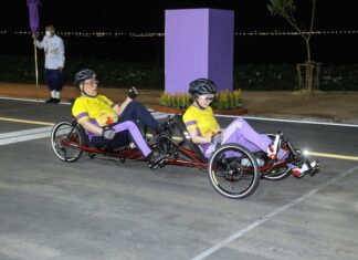 THAÏLANDE – SOCIÉTÉ : Le roi et la reine à vélo dans le stade Saranjit Mongkolsuk roi et reine de Thaïlande à vélor