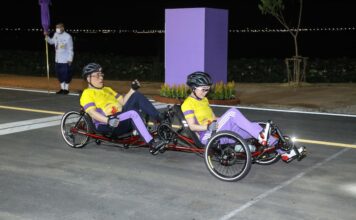 THAÏLANDE – SOCIÉTÉ : Le roi et la reine à vélo dans le stade Saranjit Mongkolsuk roi et reine de Thaïlande à vélor