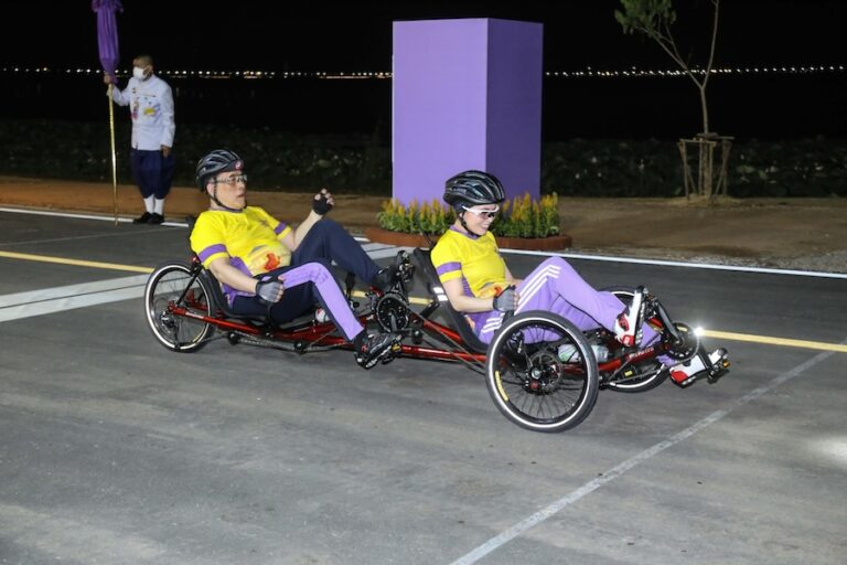 THAÏLANDE – SOCIÉTÉ : Le roi et la reine à vélo dans le stade Saranjit Mongkolsuk