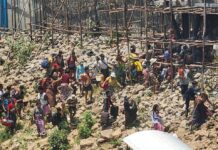 BIRMANIE – CONFLIT : Les combats font rage autour de Myawaddy Birmans traversant la frontière