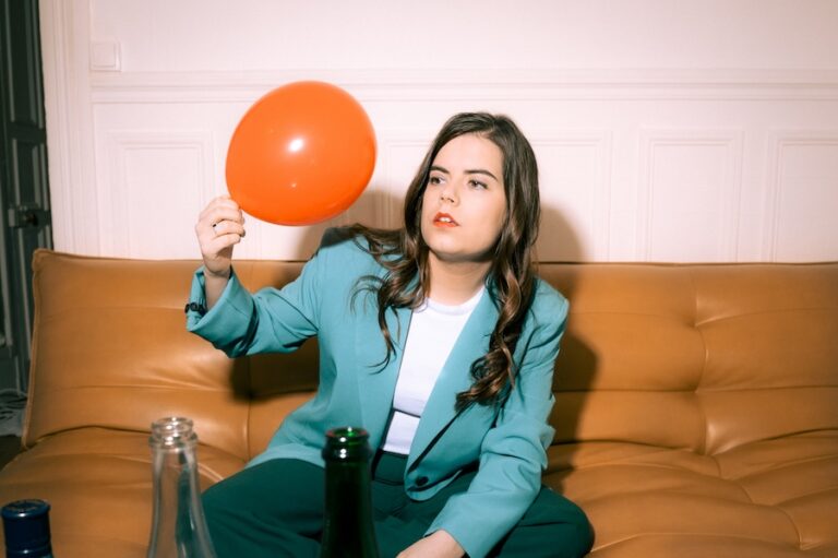 BANGKOK – SPECTACLE : Fanny Ruwet présente son nouveau One Man Show « On disait qu’on faisait la fête »