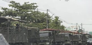 Militaires birmans en route pour Myawaddy